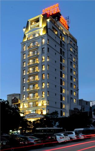 Tòa nhà nơi khách sạn tọa lạc