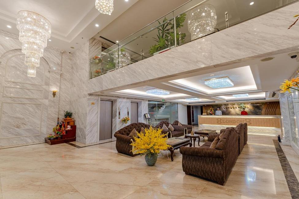 Khu vực ghế ngồi tại London Hanoi Hotel